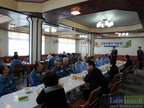교정협의회위원들이 고령수용자 위로회를 열고 있다.(사진제공=부산구치소)