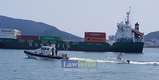 기관고장으로 표류중이던 레저보트를 예인하고 있다.