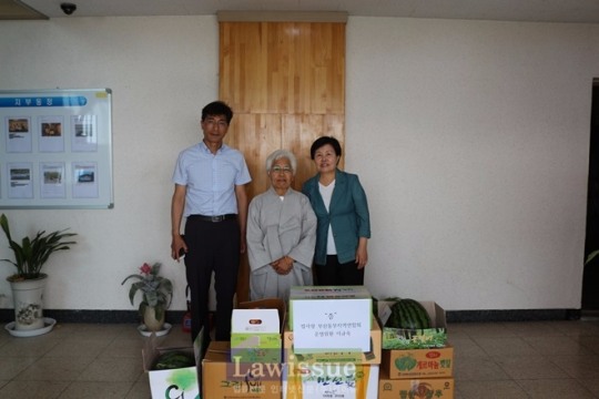 이규숙 운영위원(사진가운데)이 식자재를 기증하고 백기영 지부장(사진우측) 등 직원과 기념촬영.