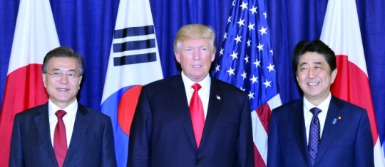 문재인 대통령과 트럼프 미국 대통령, 아베 일본 총리(사진=뉴시스)