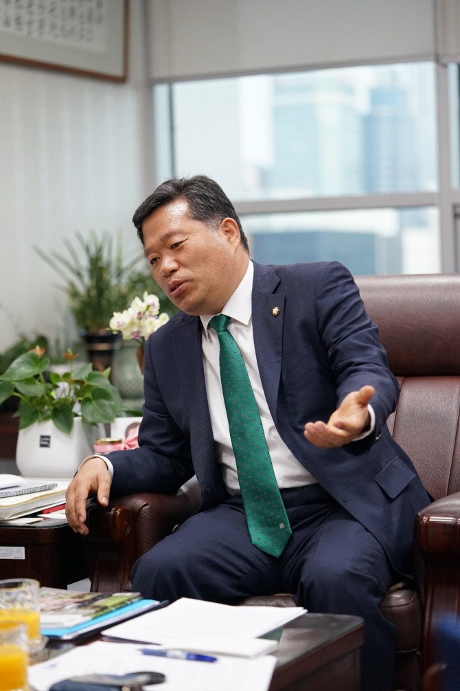 (사진) 인터뷰를 진행중인 김종회 국회의원