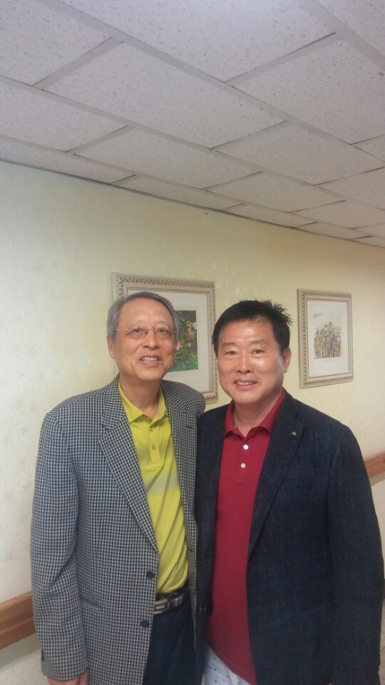 (사진) 한국서예협회 김영안 뉴질랜드 지회장 (좌) 와 윤점용 한국서예협회 이사장 (우)