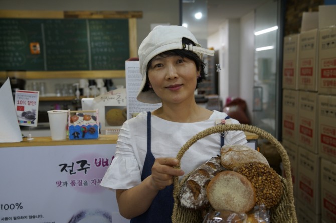 (사진) 전주빵카페를 운영하는 장윤영 대표