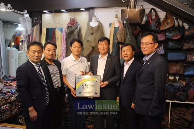 제3호 후원기업 현판식을 갖고 기념촬영.